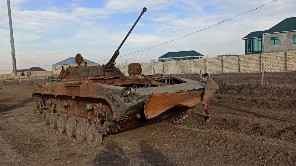 Tankların tıxac yaratdığı kənddə uşaqlar gizlənpaç&nbsp;oynamır…